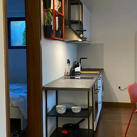 Cozy Red Bulldog Place In Apart-complex/pool 아파트 바르나