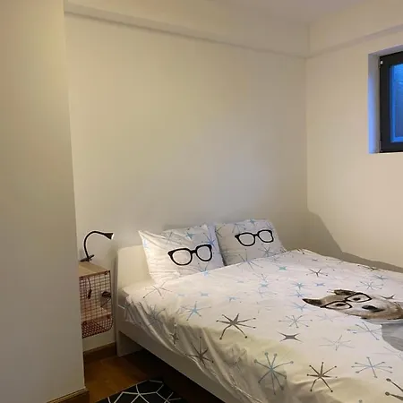 Cozy Red Bulldog Place In Apart-complex/pool 아파트 바르나