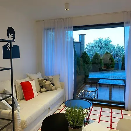 Cozy Red Bulldog Place In Apart-complex/pool 아파트